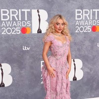 Penyanyi asal Amerika Serikat ini menghadiri BRIT Awards 2025 di London, Inggris, pada Sabtu (1/3/2025). Tak hanya sebagai tamu, ia muncul sebagai salah satu penampil dan penerima nominasi. Tahun ini, ia masuk dalam dua kategori, yakni International Artist of the Year dan Best International Song berkat hits-nya yang viral, “Espresso.” (Foto: Scott Garfitt/Invision/AP)