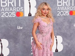 Foto: Gaya Sabrina Carpenter di BRIT Awards 2025, Si Paling Ultrafeminin