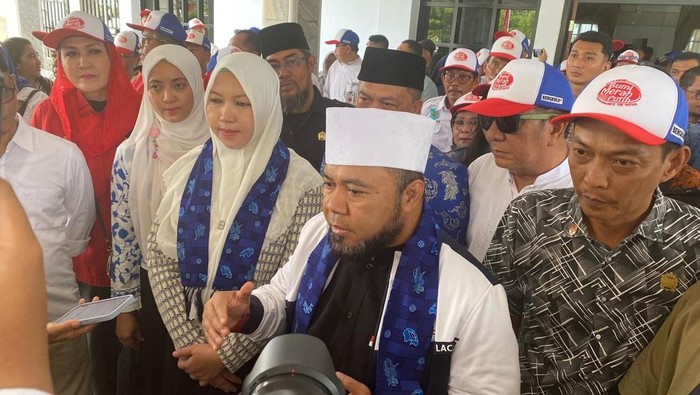 Setelah mengikuti retret selama 8 hari, Gubernur Bengkulu Helmi Hasan pulang. Kepulangan Helmi disambut ratusan kepala desa (Kades)