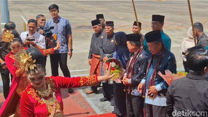Gubernur Jambi Al Haris dan Abdullah Sani tiba di tanah Jambi usai retret