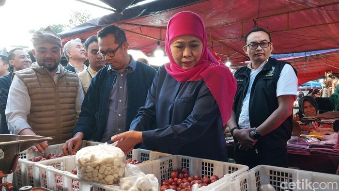 Gubernur Jawa Timur Khofifah Indar Parawansa saat melakukan peninjauan di Pasar Induk Among Tani Kota Batu.