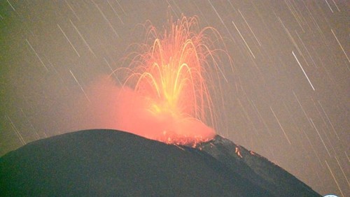 Gunung Ile Lewotolok di Kabupaten Lembata, Nusa Tenggara Timur (NTT) meletus disertai lontaran lava pijar, Minggu (2/3/2025).