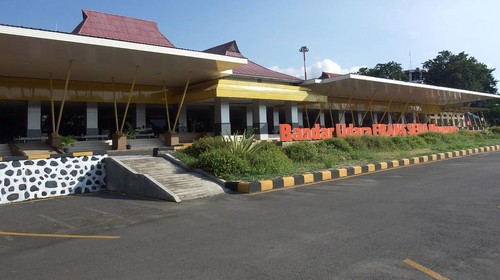 Bandara Frans Seda Maumere, Kabupaten Sikka, Nusa Tenggara Timur (NTT), ditutup imbas dari erupsi Gunung Lewotobi Laki-Laki. Bandara ditutup karena terdampak abu vulkanik.