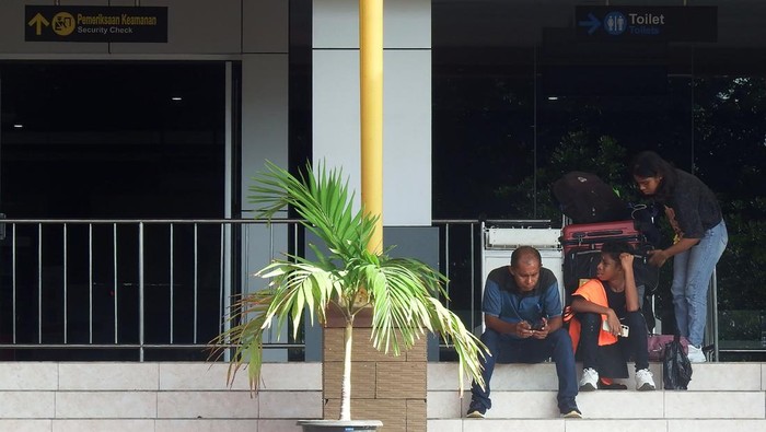 Bandara Frans Seda Maumere, Kabupaten Sikka, Nusa Tenggara Timur (NTT), ditutup imbas dari erupsi Gunung Lewotobi Laki-Laki. Bandara ditutup karena terdampak abu vulkanik.