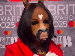 Viral Wanita Berwajah Kuda Hadir di Brit Awards, Terungkap Sosok Aslinya