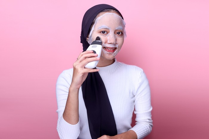 Ilustrasi wanita berhijab pakai skincare