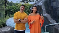 Sebagai seorang ibu, Indah Kalalo juga handal memasak. Keahliannya tak hanya untuk memasak di dapur rumah tetapi juga sebagai oembawa acara Fit n Fun di Trans TV. Foto: Instagram/indahkalalo