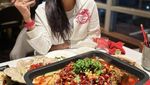 Indah Kalalo Makan Bareng Mertua, Seafood hingga Masakan Rumahan
