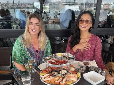 Indah Kalalo Makan Bareng Mertua, Seafood hingga Masakan Rumahan