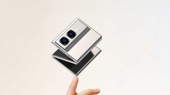 Infinix memperkenalkan konsep ponsel lipat tiga dengan dua engsel, yang memungkinkan perangkat ini bertransformasi menjadi berbagai bentuk. Ponsel ini bisa digunakan sebagai ponsel biasa, pelacak kebugaran hands-free, kamera wearable yang dapat dijepit di ransel, atau bahkan berdiri sendiri untuk panggilan video dan hiburan. Desain inovatif ini menawarkan fleksibilitas baru dalam kategori ponsel lipat, meskipun masih dalam tahap konsep tanpa spesifikasi resmi. Foto: Infinix