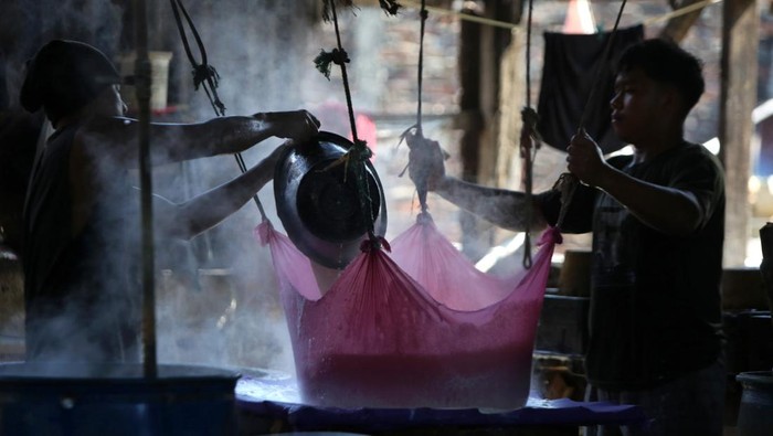 Perajin menata sejumlah ember berisi tahu saat produksi di pabrik Industri Kecil Menengah (IKM) Tahu Timbul Jaya, Banda Aceh, Aceh, Minggu (2/3/2025). Menurut pelaku usaha di daerah itu, produksi tahu pada awal Ramadhan 1446 Hijriah meningkat drastis dengan kebutuhan kacang kedelai mencapai satu ton per hari, dari sebelumnya 500 kilogram, sementara harga penjualan tahu tetap normal sehubungan harga kacang kedelai impor  masih stabil yakni Rp.9.800 per kilogram. ANTARA FOTO/Ampelsa/foc.