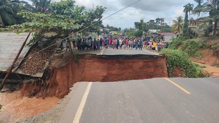 Jalan lintas Jambi Sumbar putus akibat diterjang banjir