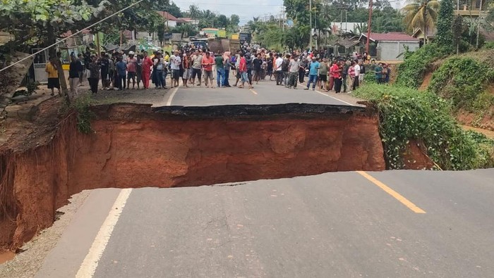 Jalan perbatasan Jambi-Sumbar putus