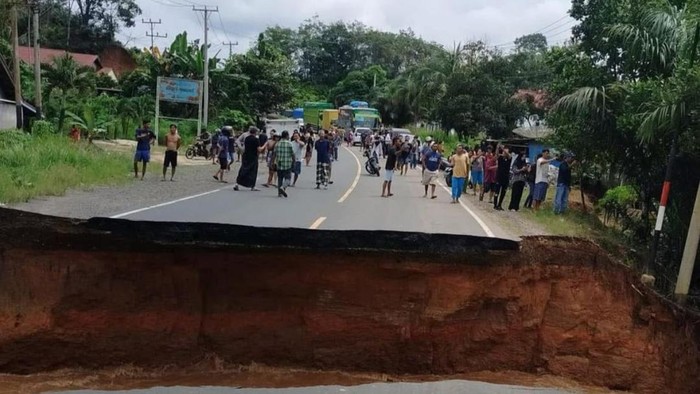Jalan putus di Kabupaten Bungo menuju Sumbar