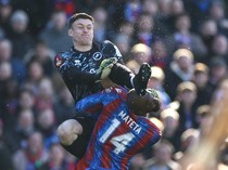 Horor Terjangan Kaki Kiper Millwall Bikin Striker Lawan Masuk RS
