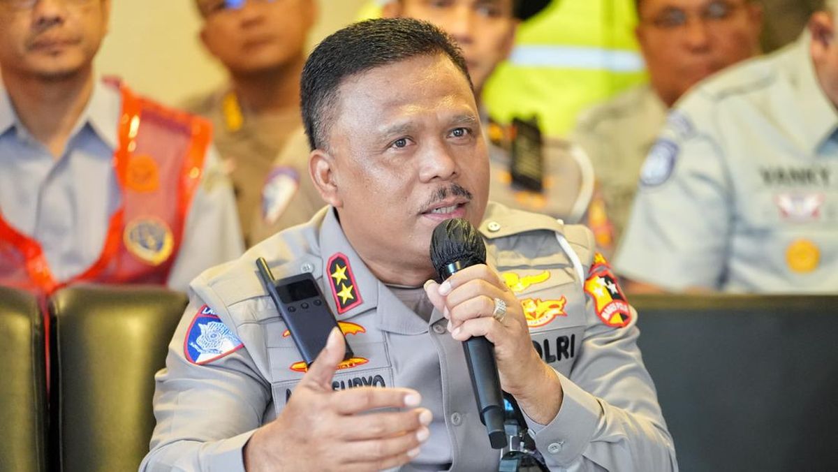 Qolda chizilgan erotikaning HD fotosuratlarini koring Qiz ohista jinsiy olatni silkitadi