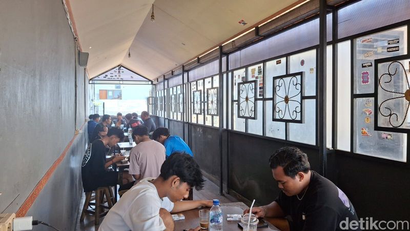 Kedai kopi legendaris, M. Aboe Talib, Tabanan, Bali, yang tetap bertahan di tengah gempuran coffee shop modern, Minggu (2/3/2025). (Fabiola Dianira)