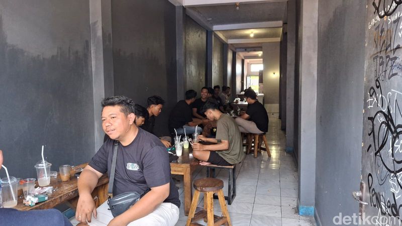 Kedai kopi legendaris, M. Aboe Talib, Tabanan, Bali, yang tetap bertahan di tengah gempuran coffee shop modern, Minggu (2/3/2025). (Fabiola Dianira)