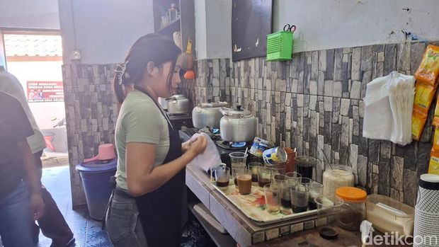 Legendary Coffee Shop, M. Aboe Talib, Tabanan, Bali, which remains in the middle of the onslaught of Modern Coffee Shop, Sunday (2/3/2025). (Fabiola Dianira)