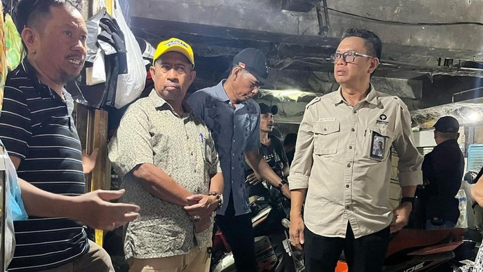Kepala Ombudsman Sulsel Ismu Iskandar (kanan) saat meninjau Pasar Terong Makassar.