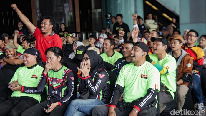 Komunitas sepeda motor menyaksikan nobar MotoGP Thailand bareng detikcom dan Pertamina Enduro di Menara Bank Mega, Jakarta, Minggu (2/3/2025). Tahun ini, Pertamina Enduro kembali menjadi sponsor utama tim MotoGP milik Valentino Rossi, Pertamina Enduro VR46 Racing Team. Tim ini diperkuat oleh Franco Morbidelli dan Fabio Di Giannantonio.