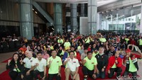 Peserta nobar bersama Setyo Utomo dan perwakilan PT Pertamina Lubricants berfoto bersama peserta nobar.  