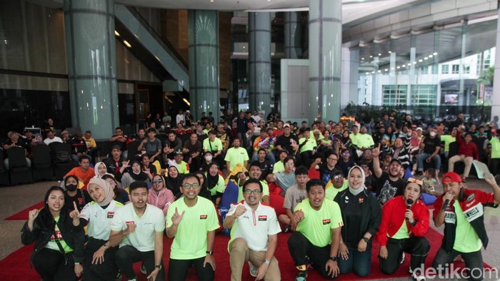 Komunitas sepeda motor menyaksikan nobar MotoGP Thailand bareng detikcom dan Pertamina Enduro di Menara Bank Mega, Jakarta, Minggu (2/3/2025). Tahun ini, Pertamina Enduro kembali menjadi sponsor utama tim MotoGP milik Valentino Rossi, Pertamina Enduro VR46 Racing Team. Tim ini diperkuat oleh Franco Morbidelli dan Fabio Di Giannantonio.