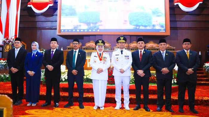 Khofifah dan Emil usai sertijab