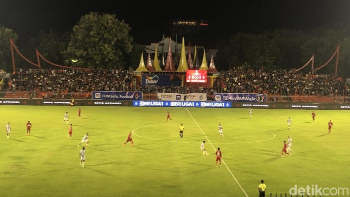Laga Semen Padang Vs PSBS Biak