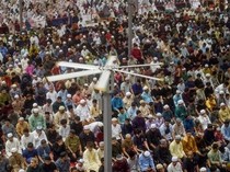 Suasana Tarawih Perdana di Malaysia yang Baru Mulai Puasa Ramadan Hari Ini