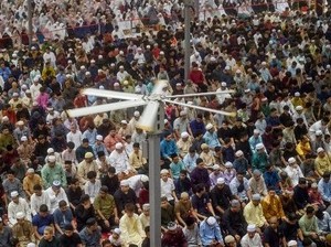 Suasana Tarawih Perdana di Malaysia yang Baru Mulai Puasa Ramadan Hari Ini