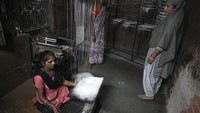 Pekerja sedang menyelesaikan pembuatan bihun di salah satu prabik di Prayagraj, negara bagian Uttar Pradesh, India, Minggu (2/3/2025).