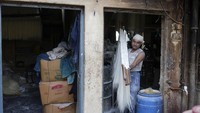 Pekerja bersiap melakukan proses penjemuran bihun.  