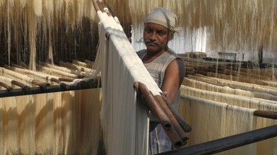 Melihat Pembuatan Bihun untuk Buka Puasa di India