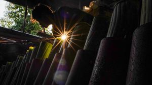Melihat Pembuatan Lemang yang Laris Manis Saat Ramadan