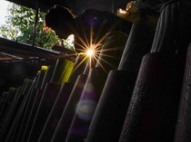 Melihat Pembuatan Lemang yang Laris Manis Saat Ramadan