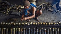 Makanan yang berasal dari Sumatera Barat itu dibuat dengan cara dibakar dalam bambu. 