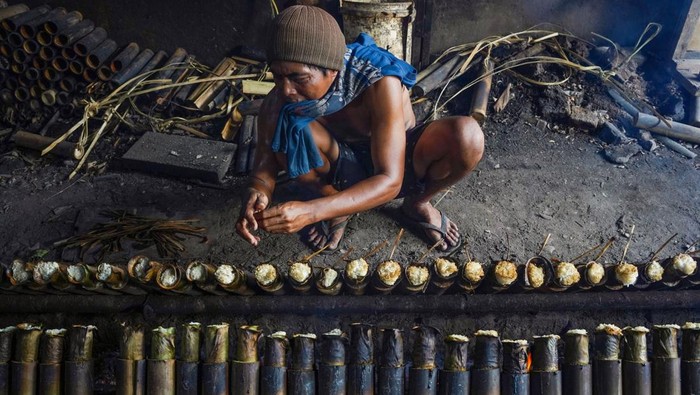 Pekerja menyelesaikan produksi makanan khas Sumatera Barat, lemang bambu di Pasar Senen, Jakarta, Sabtu (1/3/2025). Pelaku usaha setempat meningkatkan produksi lemang bambu yang seharga Rp25.000 per batang itu dari rata-rata 80 batang per hari menjadi 200 batang per hari pada bulan suci Ramadhan untuk melayani lonjakan permintaan pembeli. ANTARA FOTO/Ferlian Septa Wahyusa/app/YU