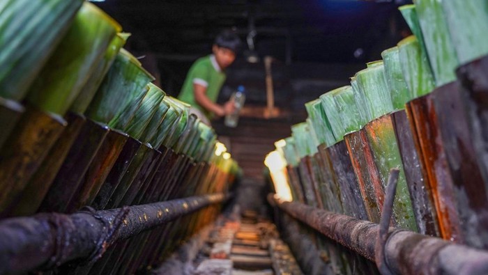 Pekerja menyelesaikan produksi makanan khas Sumatera Barat, lemang bambu di Pasar Senen, Jakarta, Sabtu (1/3/2025). Pelaku usaha setempat meningkatkan produksi lemang bambu yang seharga Rp25.000 per batang itu dari rata-rata 80 batang per hari menjadi 200 batang per hari pada bulan suci Ramadhan untuk melayani lonjakan permintaan pembeli. ANTARA FOTO/Ferlian Septa Wahyusa/app/YU