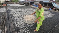 Warga menjemur udang rebon tangkapan nelayan di tempat penampungan Tungkal Ilir, Tanjung Jabung Barat, Jambi, Minggu (2/3/2025).