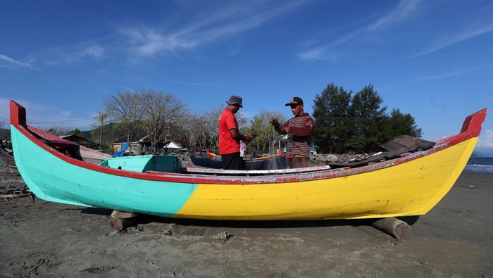 Nelayan mengambil ikan yang terperangkap di jaring pada hari pertama melaut bulan Ramadhan di pantai Lam Awe, Aceh Besar, Aceh, Minggu (2/3/2025). Nelayan Aceh mulai beraktivitas kembali menangkap ikan untuk memenuhi permintaan pasar pascalibur meugang Ramadhan seperti yang disepakati dalam hukum adat laut.