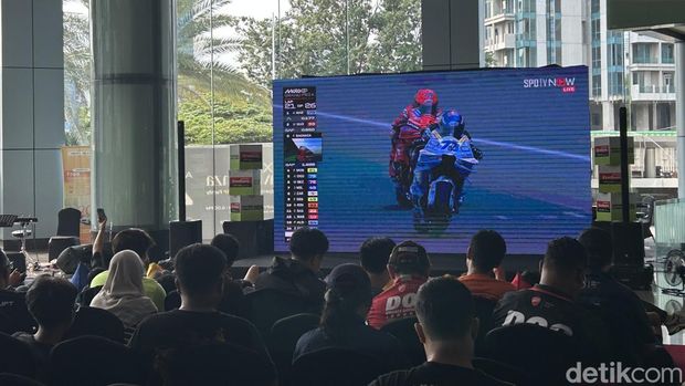 Nobar MotoGP 2025 di Menara Bank Mega, Jakarta, Minggu (2/3/2025), ikut deg-degan melihat persaingan Marquez bersaudara.