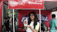 Mampir ke booth Pertamina Enduro, peserta bisa mendapat potongan Rp 10 ribu untuk pembelian oli. Kendaraan milik peserta juga bisa dilakukan pergantian oli di tempat.  