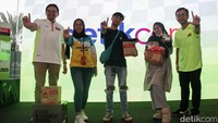 VP Marketing PT Pertamina Lubricants Nugroho Setyo Utomo dan Lucas Aditya dari detikSport berfoto bersama pemenang doorprize di Menara Bank Mega, Jakarta, Minggu (2/3/2025).   