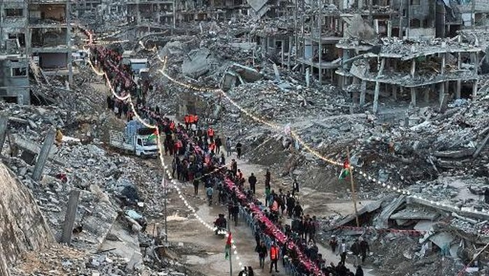 Palestinians gather for a communal iftar, or fast-breaking meal, on the first day of the Muslim holy month of Ramadan, amid building rubble in Rafah in the southern Gaza Strip on March 1, 2025. (Photo by AFP)