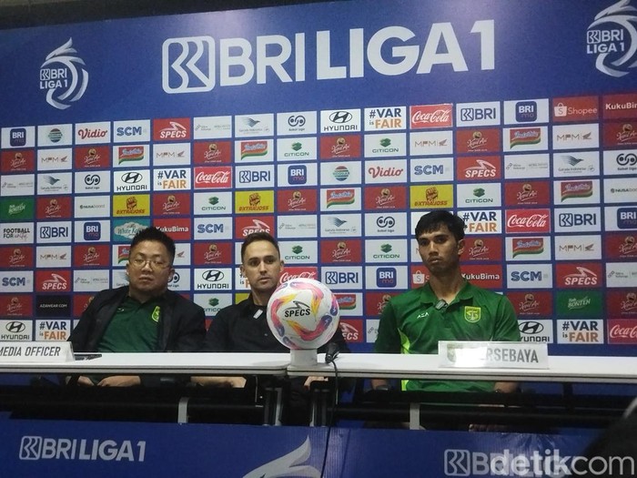 pelatih Persebaya, Paul Munster (tengah)
