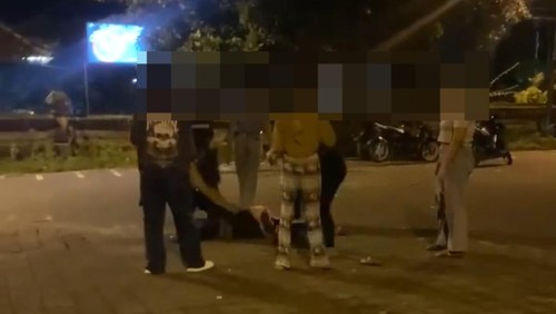 Tangkapan layar remaja perempuan menganiaya remaja lainnya di Klungkung.