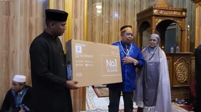 Penyerahan hadiah usai salat tarawih di Masjid Hanna Samsiah Maros.