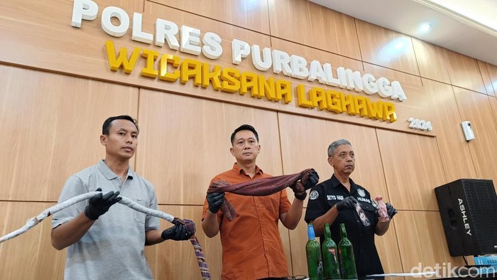 Kasat Reskrim Polres Purbalingga, AKP Siswanto (tengah) menunjukkan barang bukti perang sarung yang terjadi di wilayah Desa Dawuhan, Kecamatan Padamara, Purbalingga, Minggu (2/3/2025).
