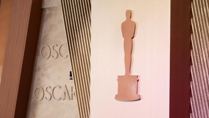 Persiapan Oscars 2025 An Oscar logo is pictured in the red carpet area for Sundays 97th Academy Awards at the Dolby Theatre on Thursday, Feb. 27, 2025, in Los Angeles. (AP Photo/Chris Pizzello)